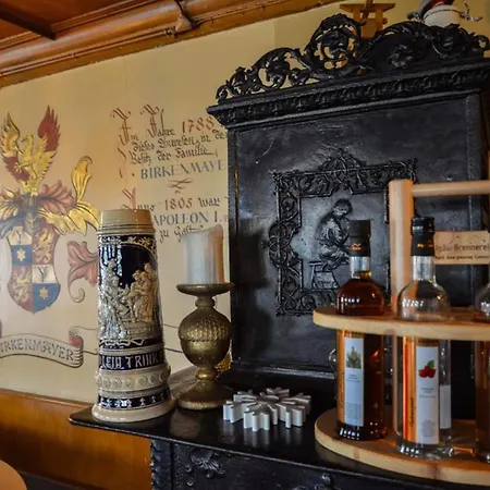 Zum Ritter - A Cozy Historical Landmark Гостьовий будинок